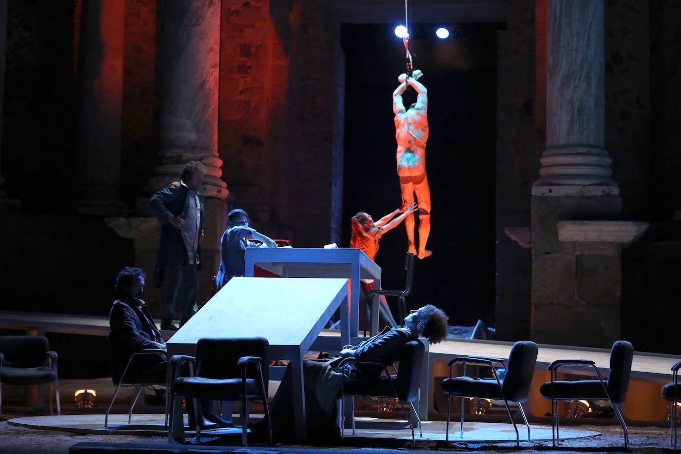 El montaje del mexicano David Gaitán busca actualizar al máximo la tragedia griega a lo largo de una hora y cuarenta y cinco minutos de duración