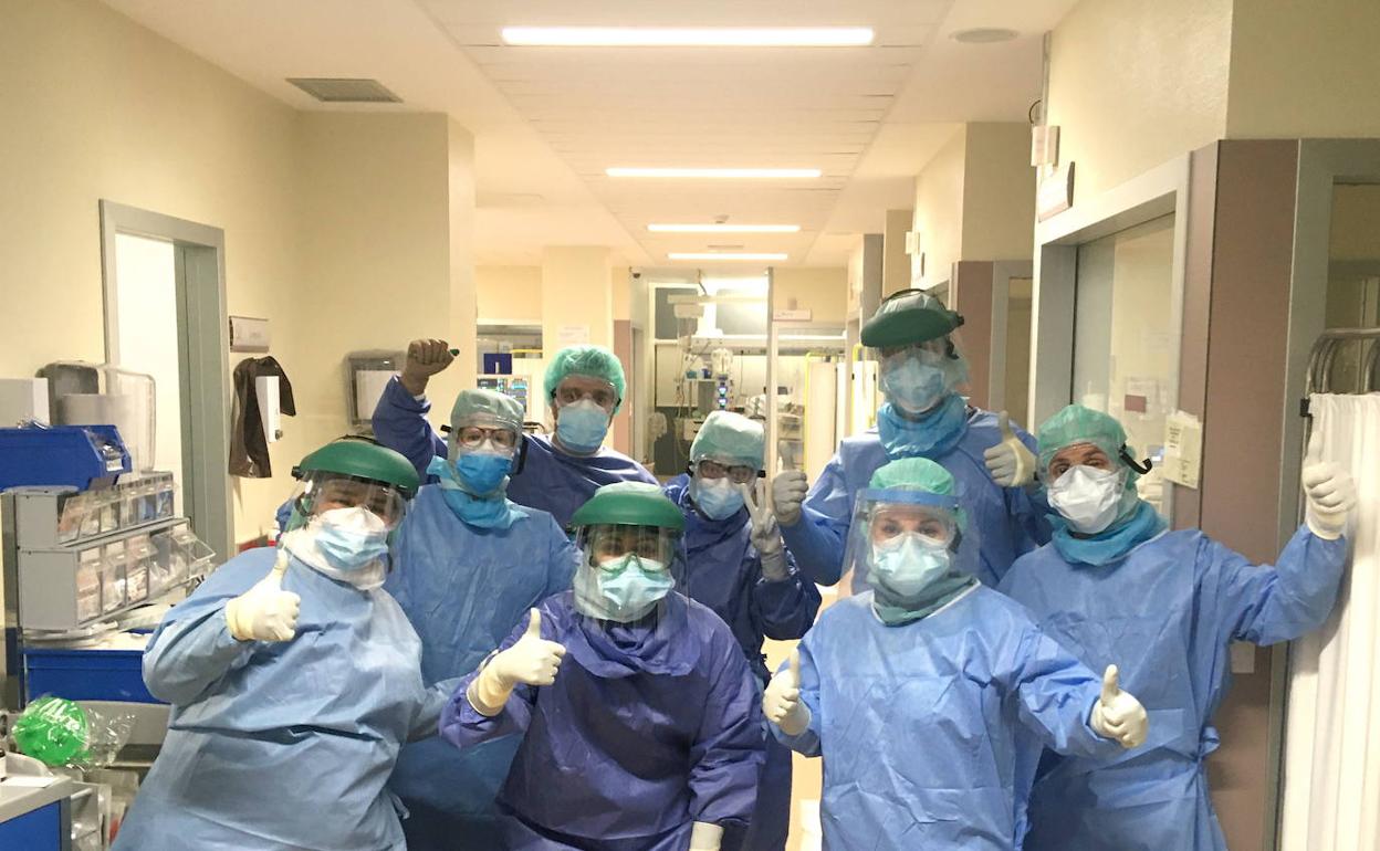 Sanitarios en la UCI del Hospital Universitario de Cáceres en el pasado mes de abril. 