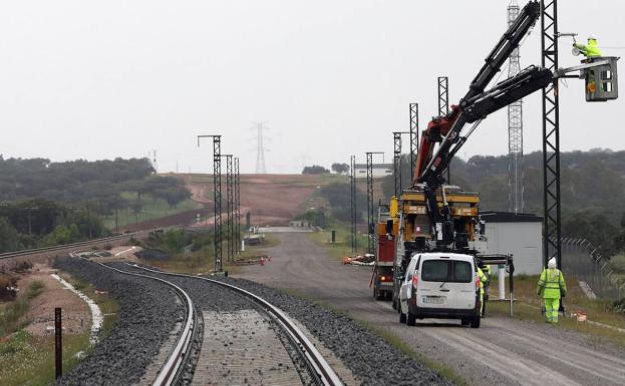 Licitan la electrificación del tramo Peñas Blancas-Portugal del AVE extremeño por 32 millones