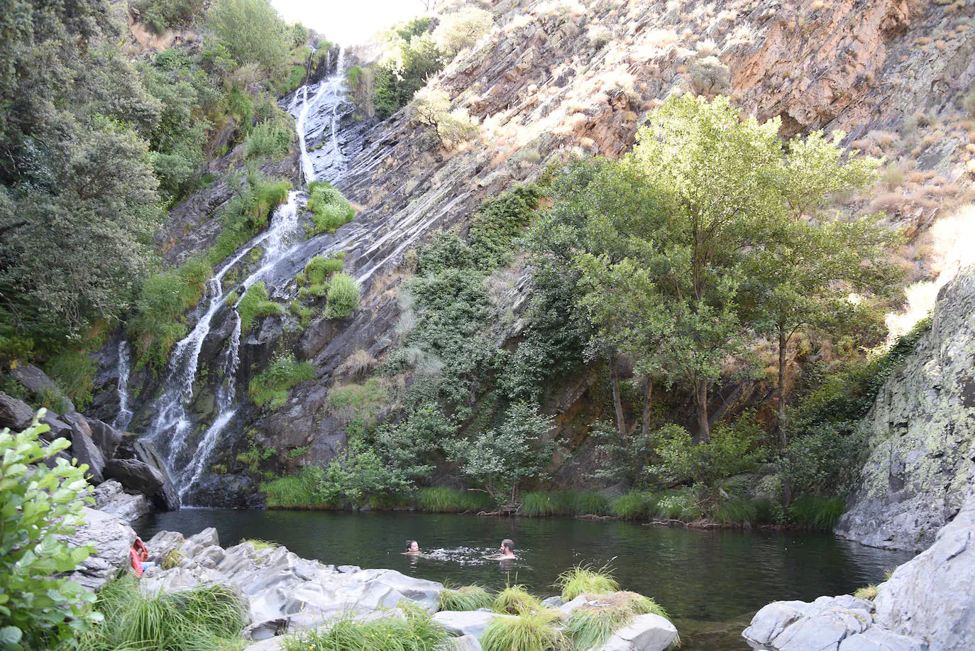 El chorrituelo. Tras media hora de caminata oliendo a jara y oyendo el río, el chapuzón a los pies del chorro de agua más famoso de Las Hurdes es una experiencia para recordar