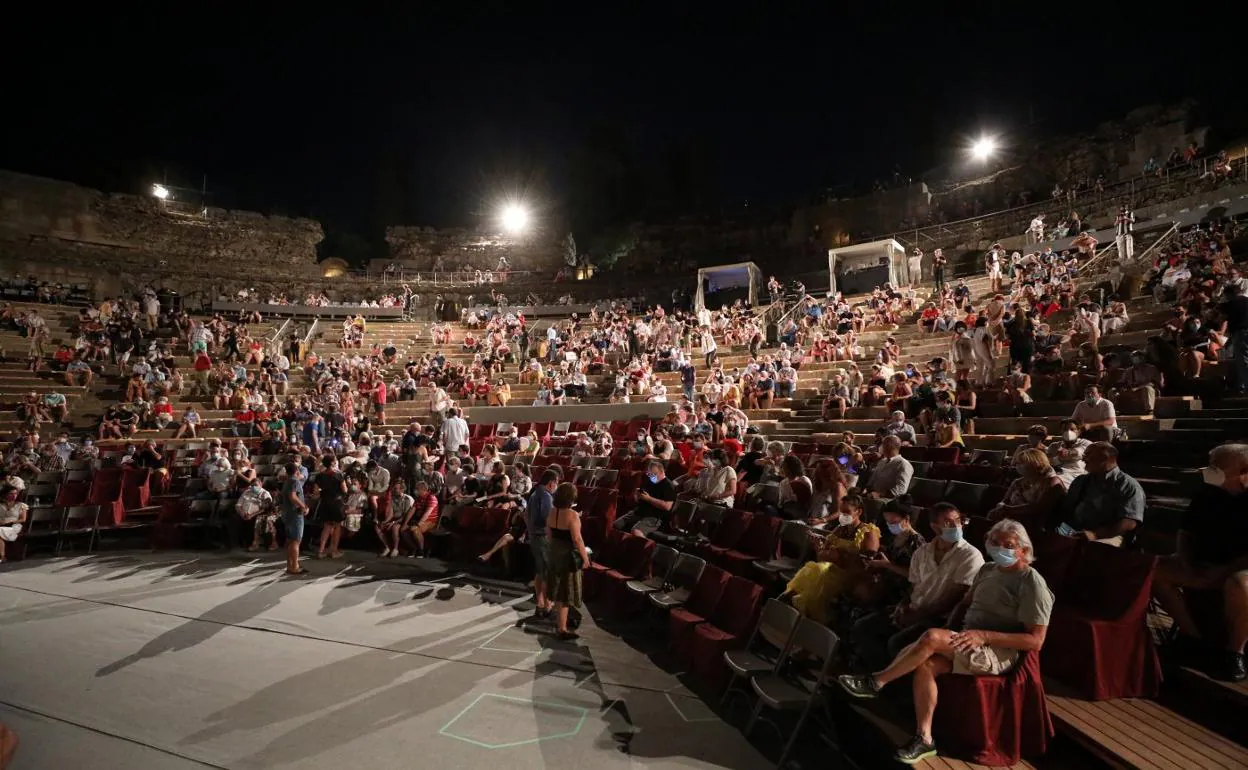 Público con espacios libres entre no convivientes en la comedia 'Anfitrión', en el Teatro Romano. 