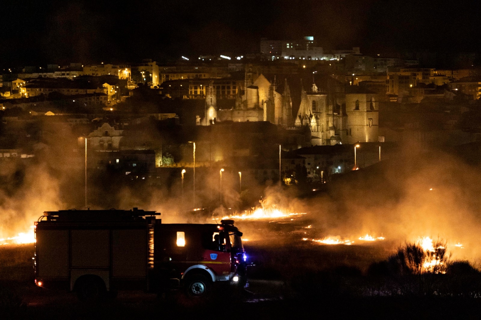 El incendio comenzó pasada la medianoche y obligó a cortar la carretera entre la capital del Jerte y Malpartida