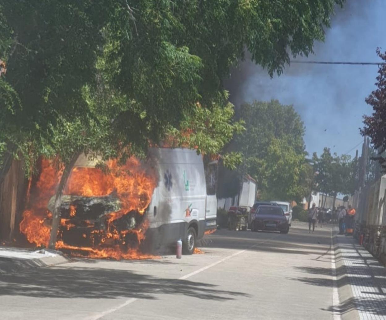 Siniestro. Una ambulancia ardió el domingo en Casar de Cáceres. 