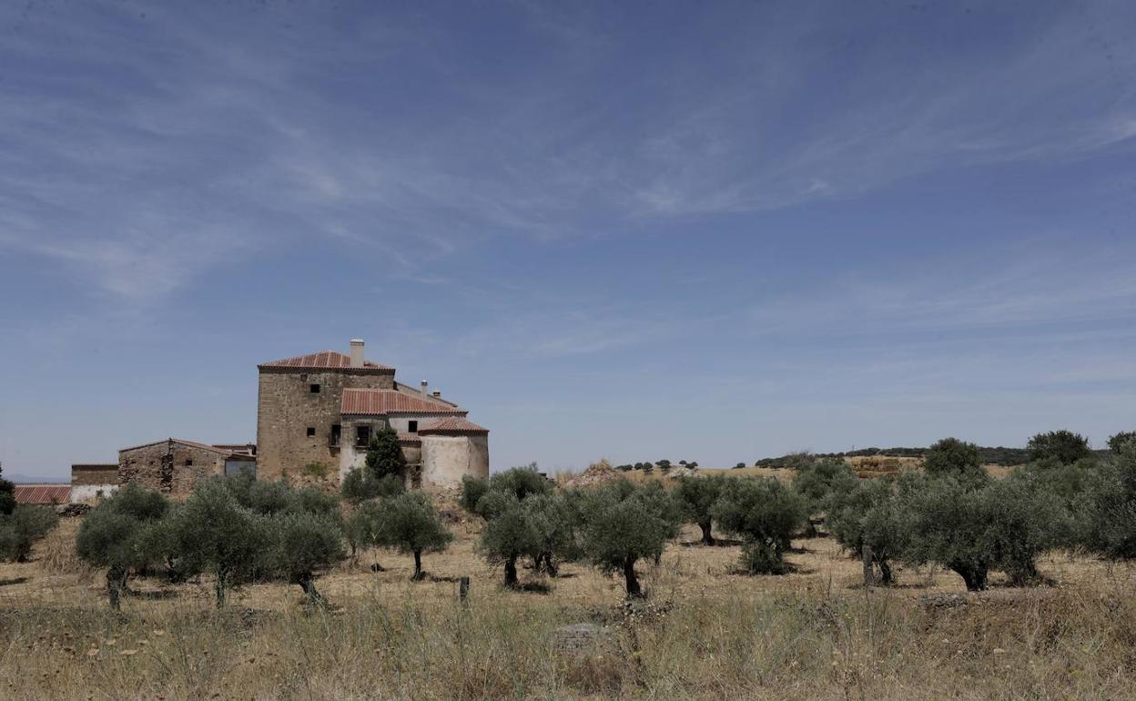 La Casa Fuerte de las Corchuelas está en una finca de 500 hectáreas junto a la carretera de Badajoz. 