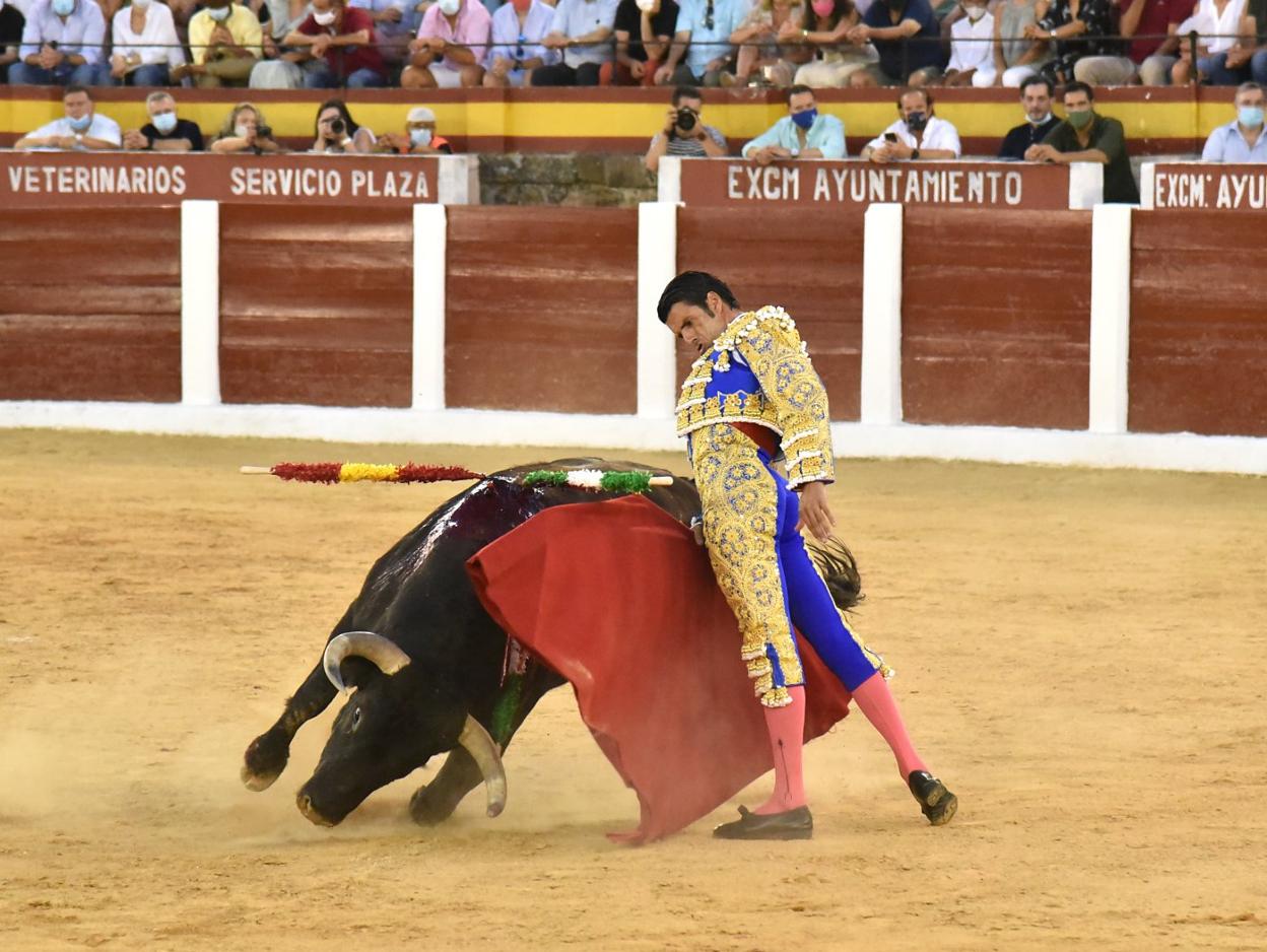 Emilio de Justo en un remate al segundo de la tarde. 