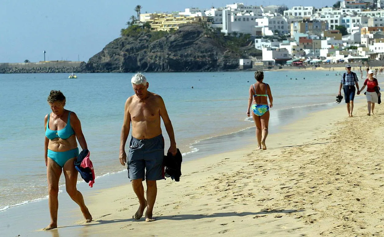 Turistas en la playa de Morro Jable, en Fuerteventura.