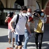 Uno de los cinco jugadores del Fuenlabrada que permanecía confinado en La Coruña abandona el hotel Finisterre. 