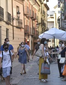 Imagen secundaria 2 - Arriba, una rebaño de ciervos en la Ciudadela de Jaca. En el medio, terrazas frente a la catedral. Abajo, calles de un solo sentido para los peatones.