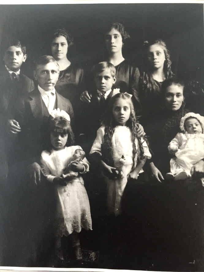 La mujer de la derecha es Alfonsa Silva Pérez, de Mérida, está con su marido y sus ocho hijos. Murió en 1958 en California.