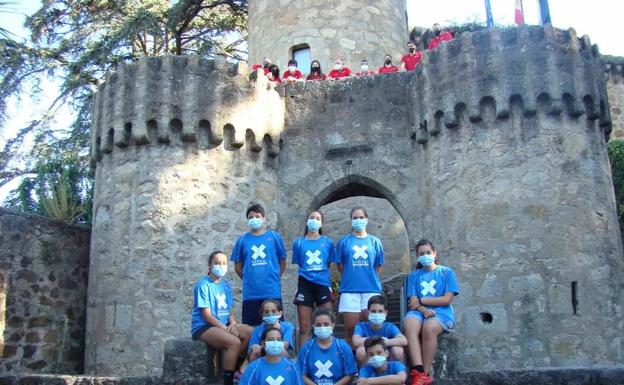 Imagen principal - Los integrantes del campus, de visita en el Castillo de Jarandilla; abajo, uno de los equipos, con el entrenador A.Vaquero. Abajo ala derecha, controles de temperatura. 