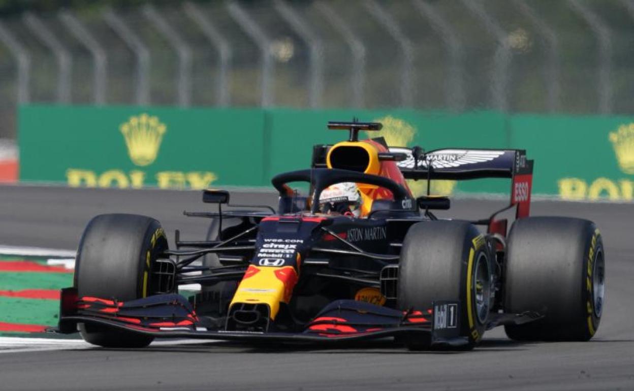 El Red Bull de Max Verstappen, rodando sobre el trazado de Silverstone. 