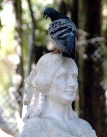 Imagen secundaria 2 - Arriba, la escultura dedicada a ella en su lugar de nacimiento, Almendralejo. Abajo, el óleo sobre lienzo de Carolina, retratada por Federico Madrazo, en el Museo del Prado. Y a la derecha, una estatuta suya en el parque de Castelar. Está enterrada en esta ciudad. 