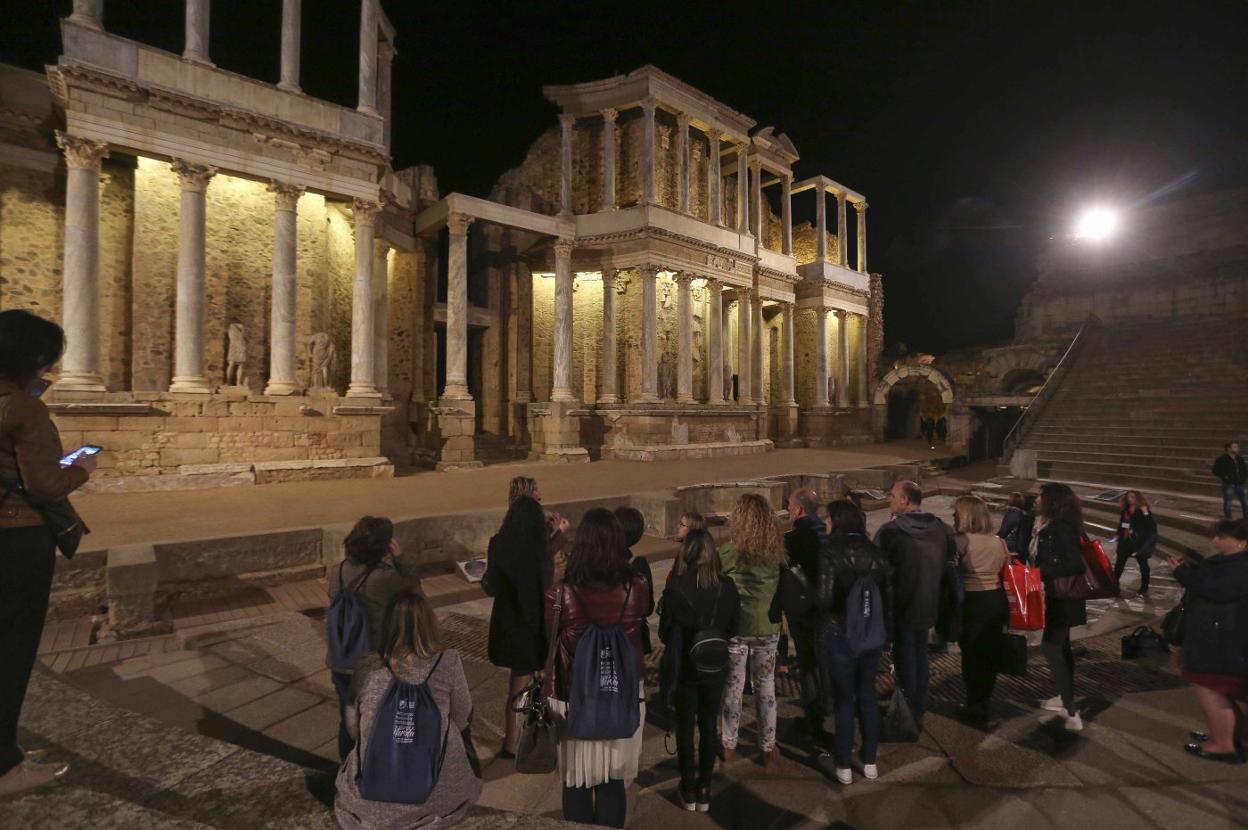 Un grupo hace una visita guiada nocturna al Teatro Romano.