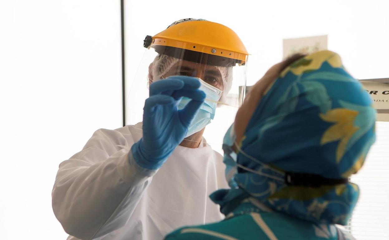 Una mujer se somete a una prueba PCE.