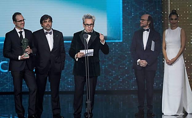 En extremeño José María Fernández de Vega sujeta el galardón a la Mejor Película de Animación.