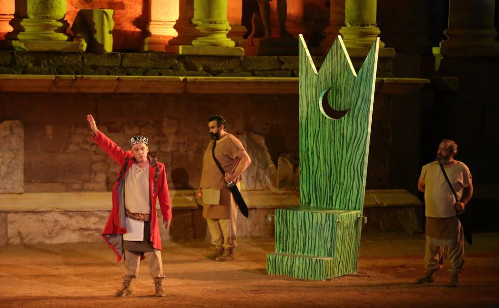 Dios. Una de las escenas en el Teatro Romano del montaje 'Cayo César', el emperador que se creía un dios. 