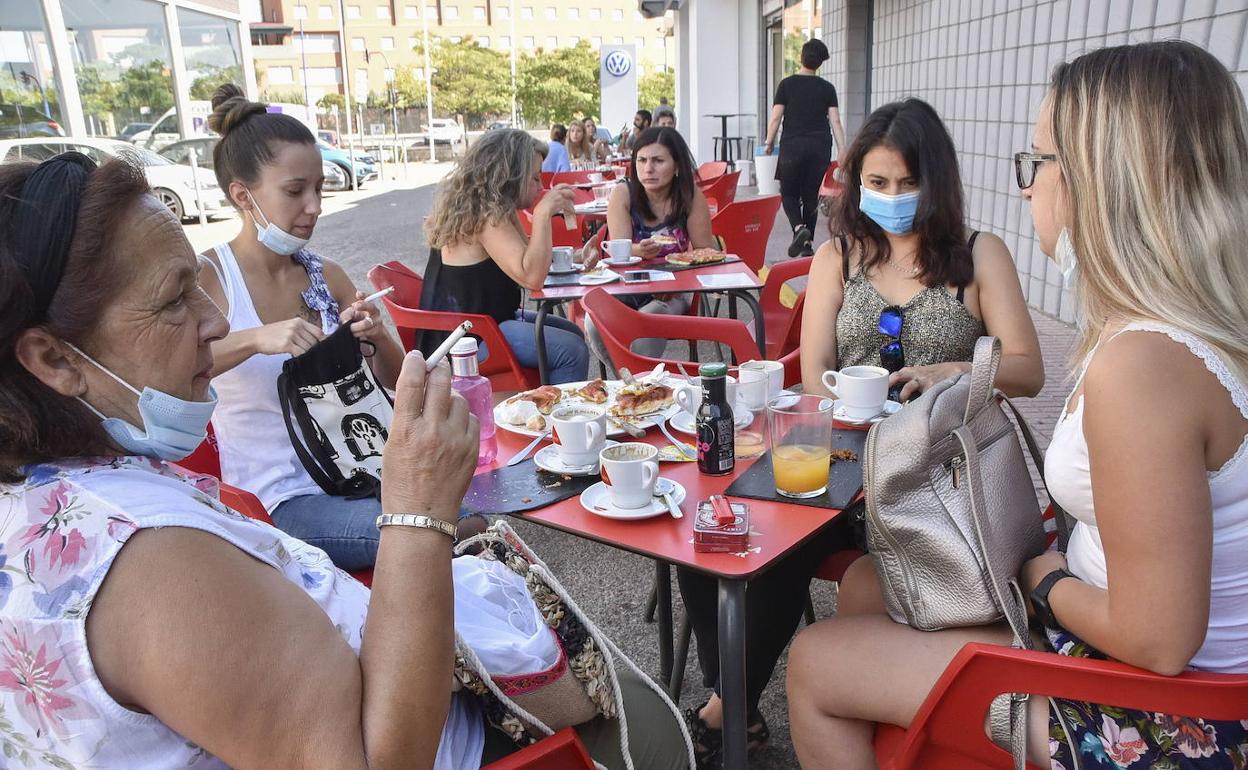 Entre las medidas anunciadas por Sanidad está la prohibición de fumar en los veladores.