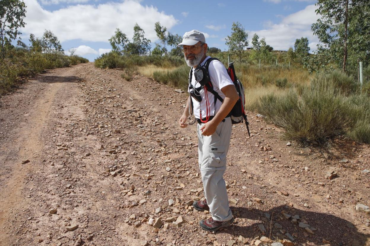 El edil no adscrito Teófilo Amores subiendo al monte Arropez, ayer. 