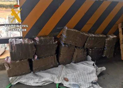 Imagen secundaria 1 - Descubiertos 300 kilos de hachís en un camión con 14 toneladas de boniatos