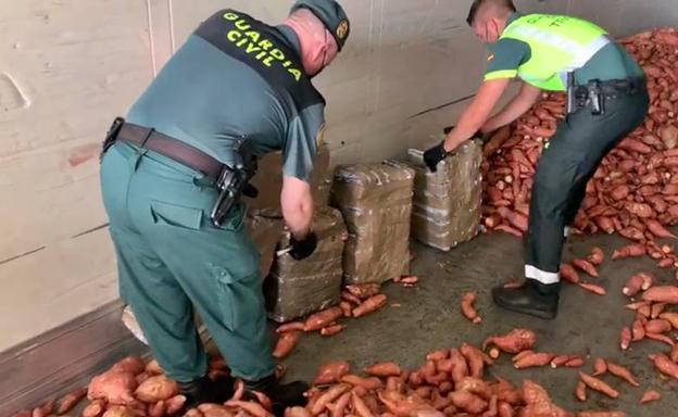 Imagen principal - Descubiertos 300 kilos de hachís en un camión con 14 toneladas de boniatos