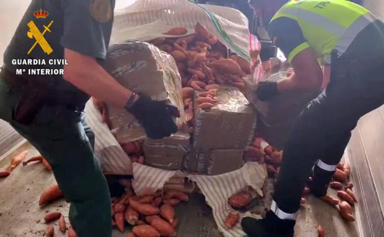 Descubiertos 300 kilos de hachís en un camión con 14 toneladas de boniatos