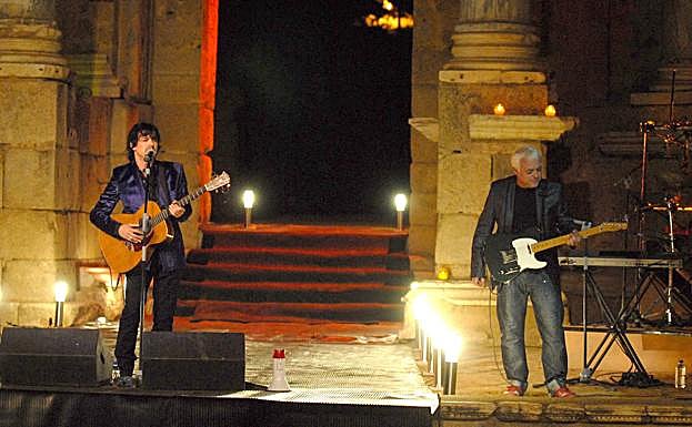 Imagen principal - &#039;Espaldas mojadas&#039; cumple 30 años