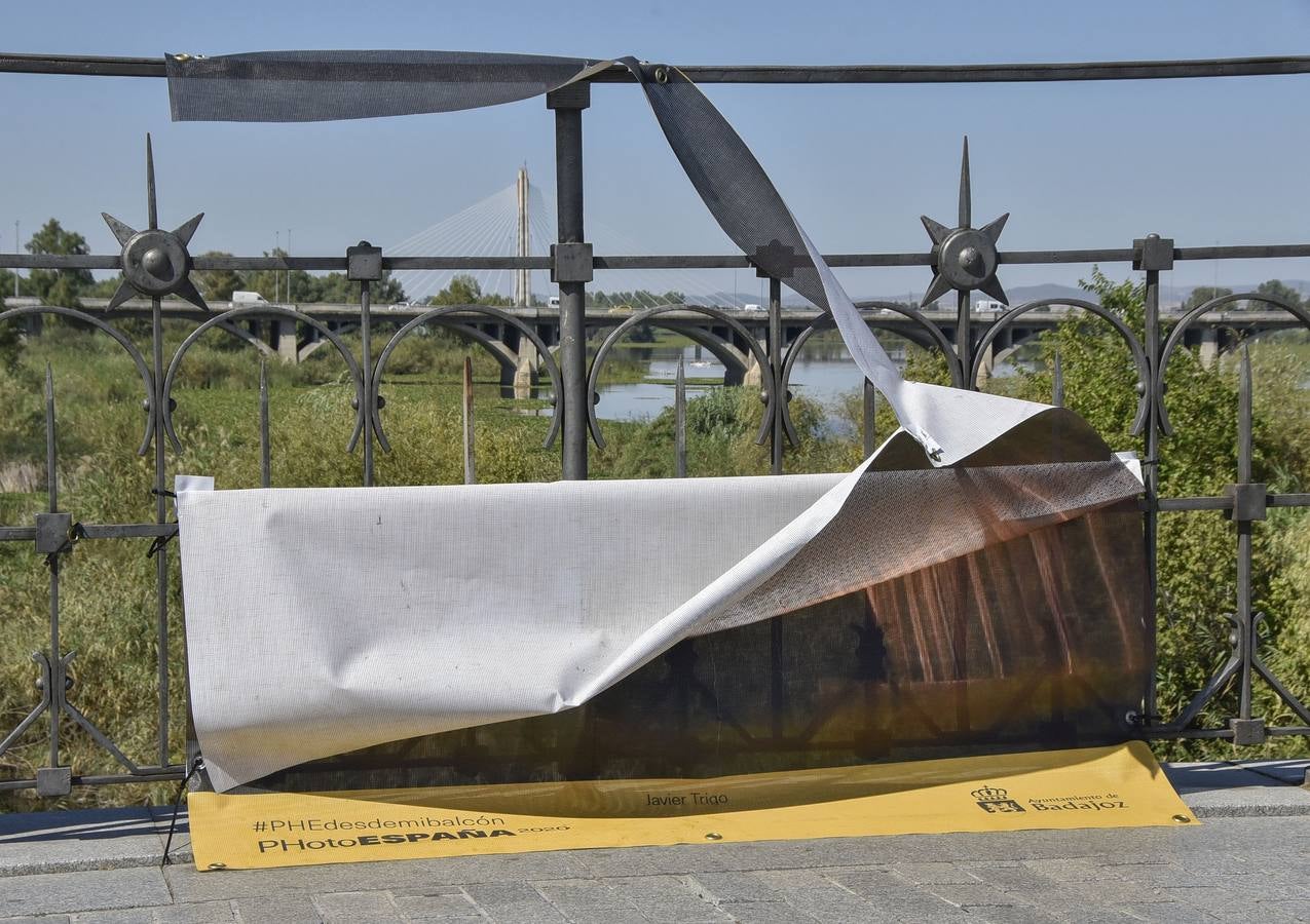 Mal estado de la exposición de PHotoEspaña en el Puente de Palmas