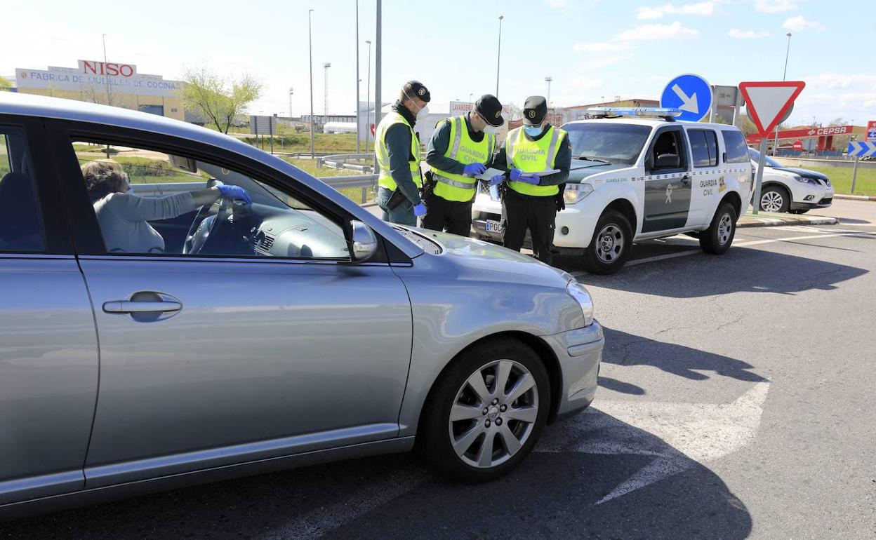 Control de accceso de la Guardia Civil en Arroyo de la Luz, el primer pueblo extremeño que se confinó por la covid. 