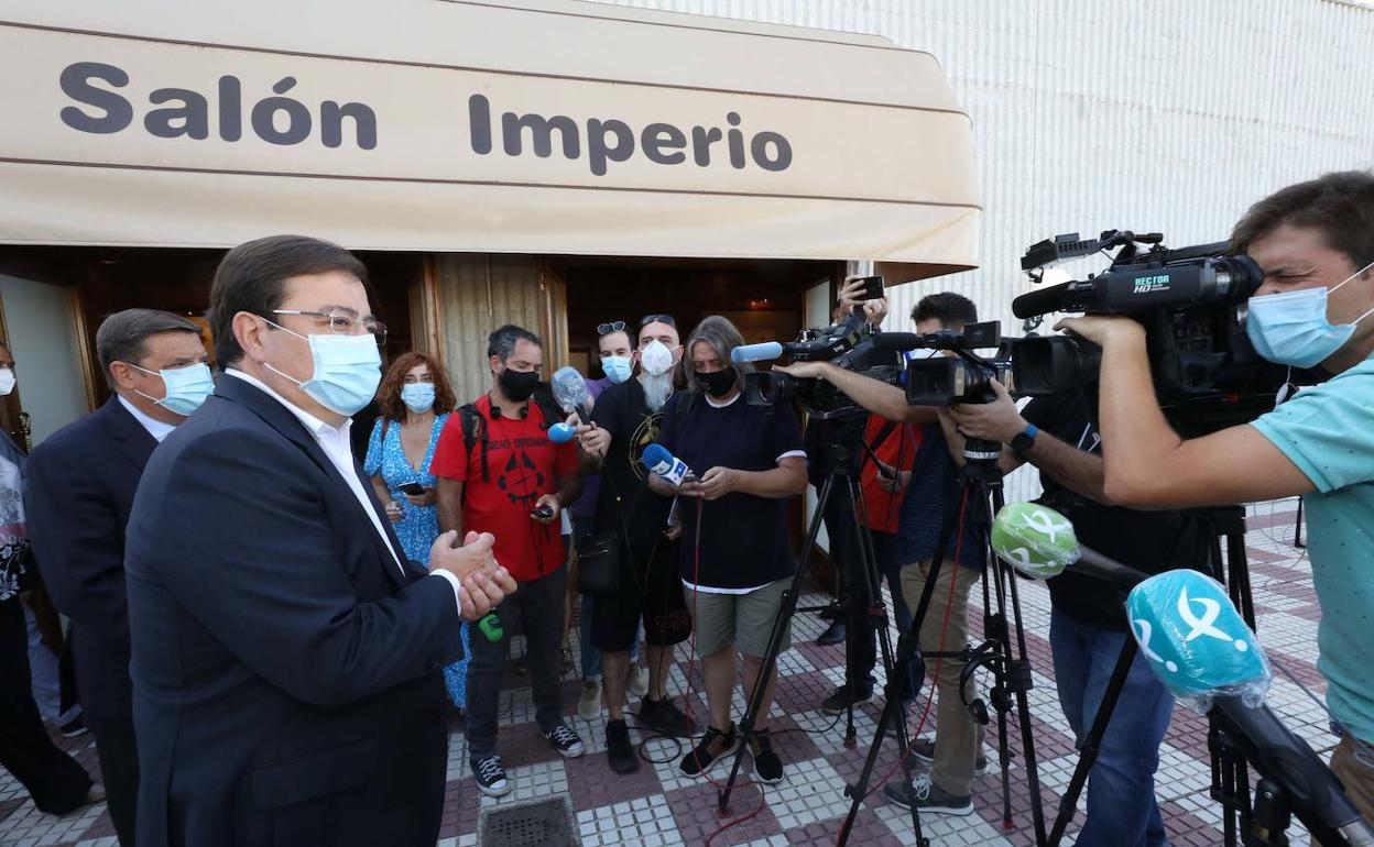 Fernández Vara atiende a los medios de comunicación esta mañana en Mérida. 