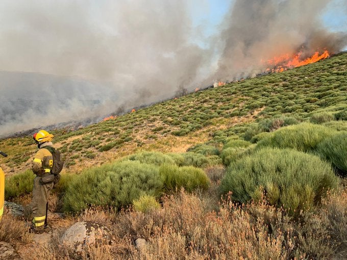 Las llamas, que comenzaron anoche, afectan a la Sierra de Tormantos y a los términos municipales de Garganta la Olla, Aldeanueva de la Vera y Cabezuela del Valle