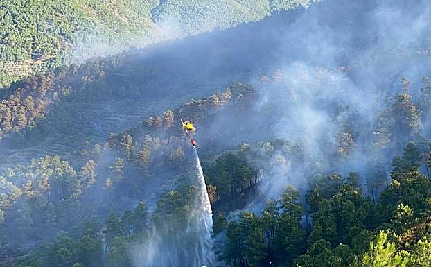 En las labores de extinción del incendio de Las Hurdes participan cuatro medios aéreos
