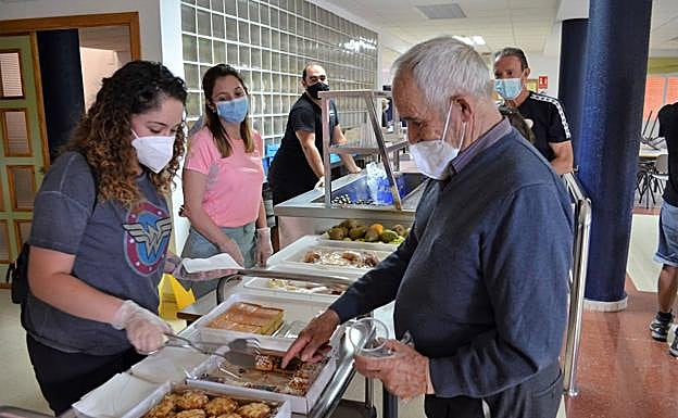 Más de 60 personas han sido acogidas en el centro residencial de Caminomorisco (Cáceres), donde han recibido comida y descanso.