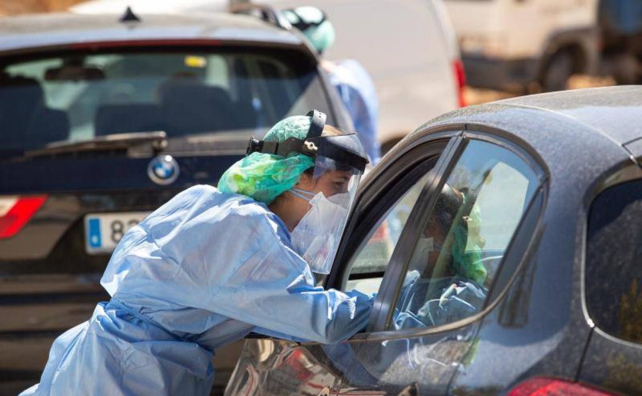 Una sanitaria realiza una PCR. 