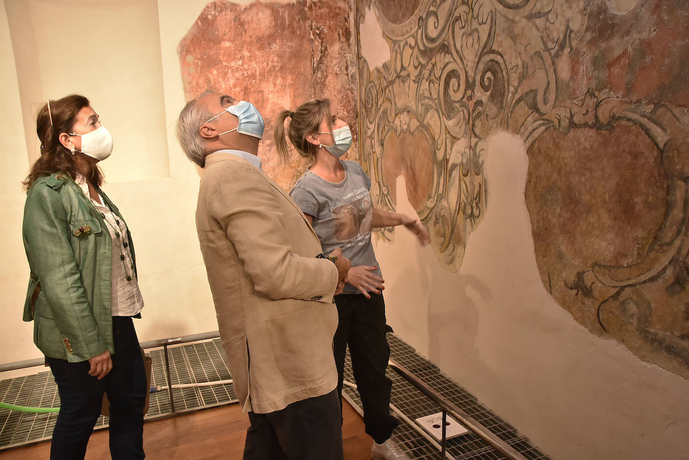 Los operarios trabajan en la última fase de restauración de la iglesia 