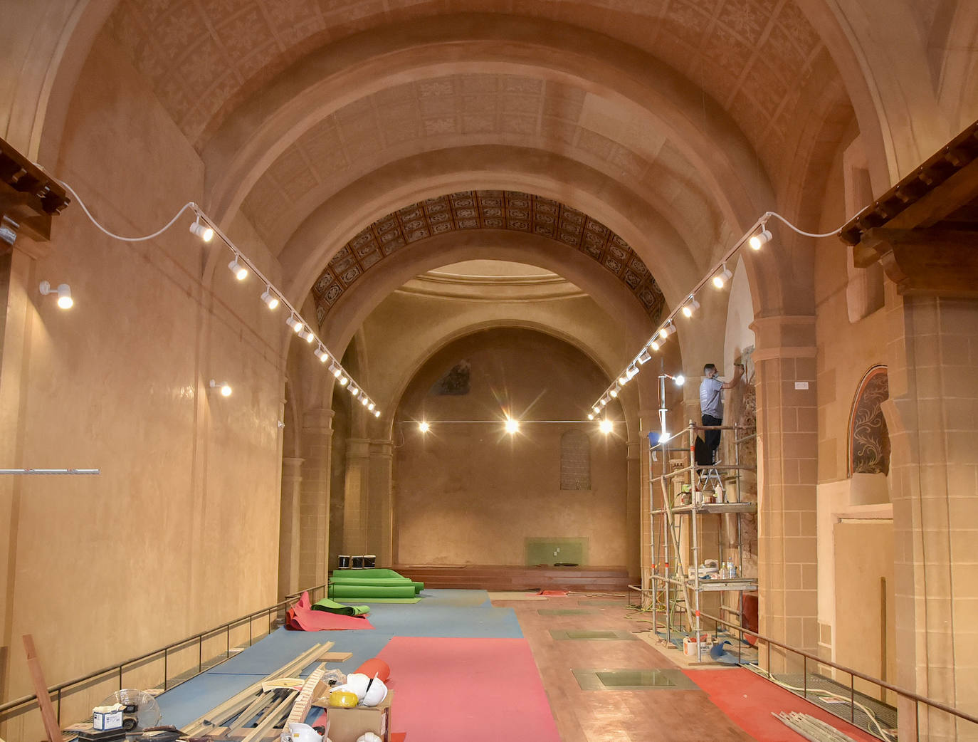 Los operarios trabajan en la última fase de restauración de la iglesia 