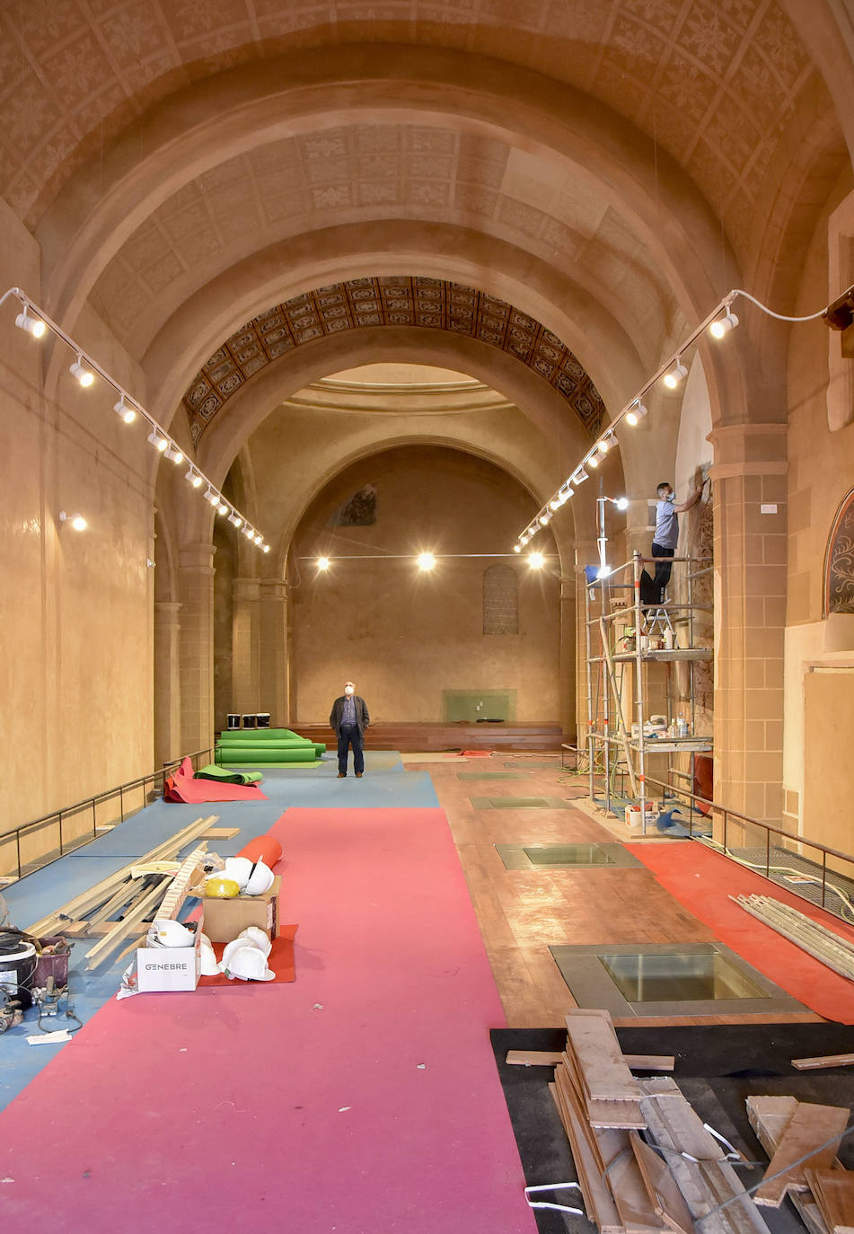 Los operarios trabajan en la última fase de restauración de la iglesia 
