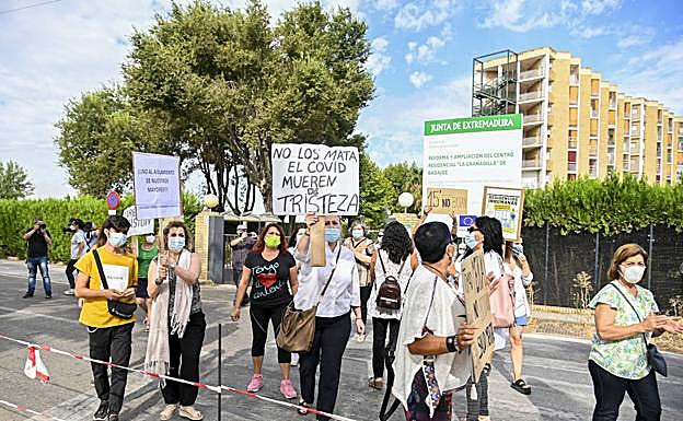 Familiares de residentes de La Granadilla se concentraron este martes ante las puertas del centro. 