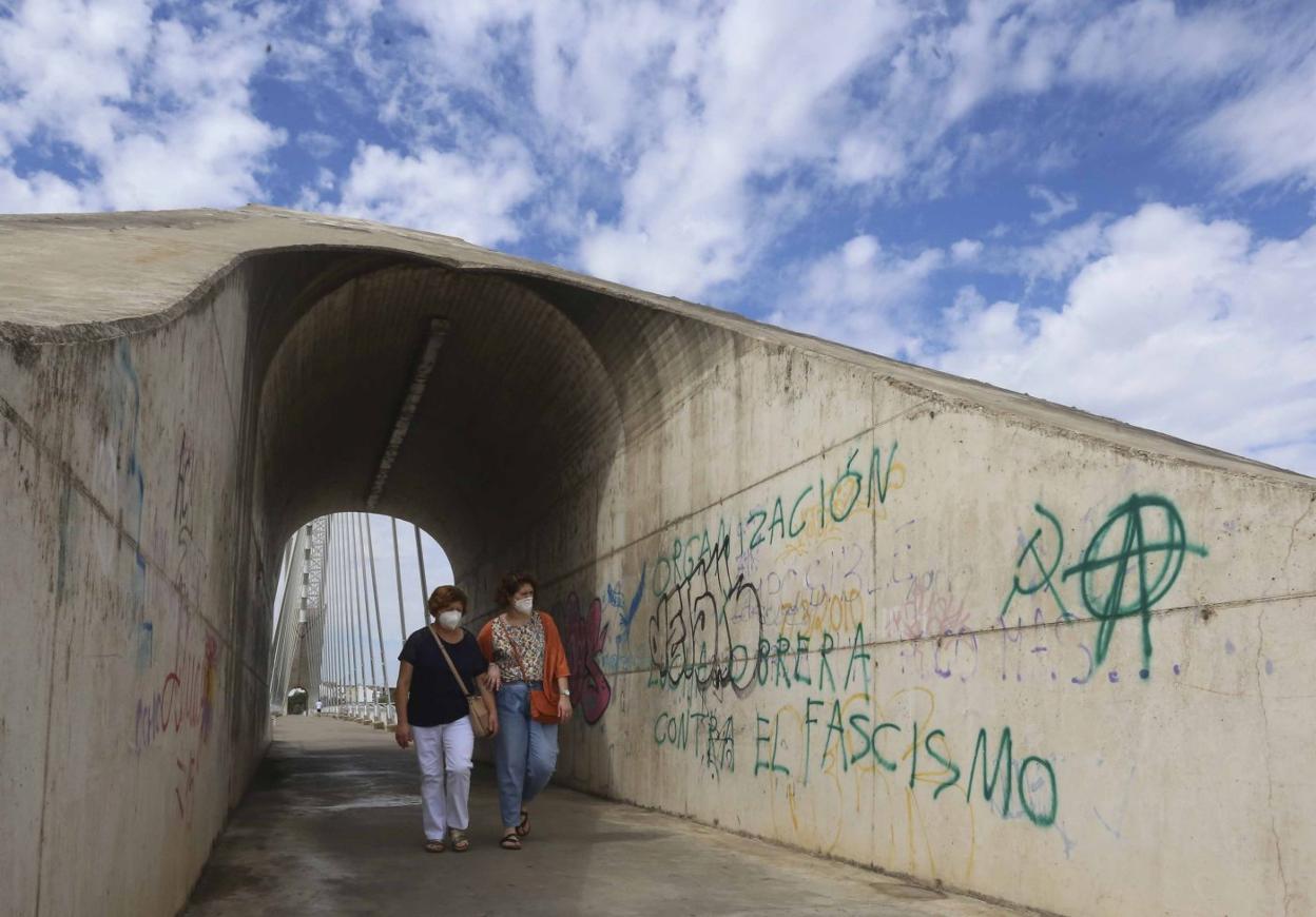 Pasarela peatonal del Lusitania llena de pintadas. 