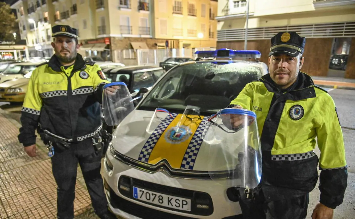 Agentes de la Policía Local enseñan las máscaras que les entregaron para trabajar durante el confinamiento. 