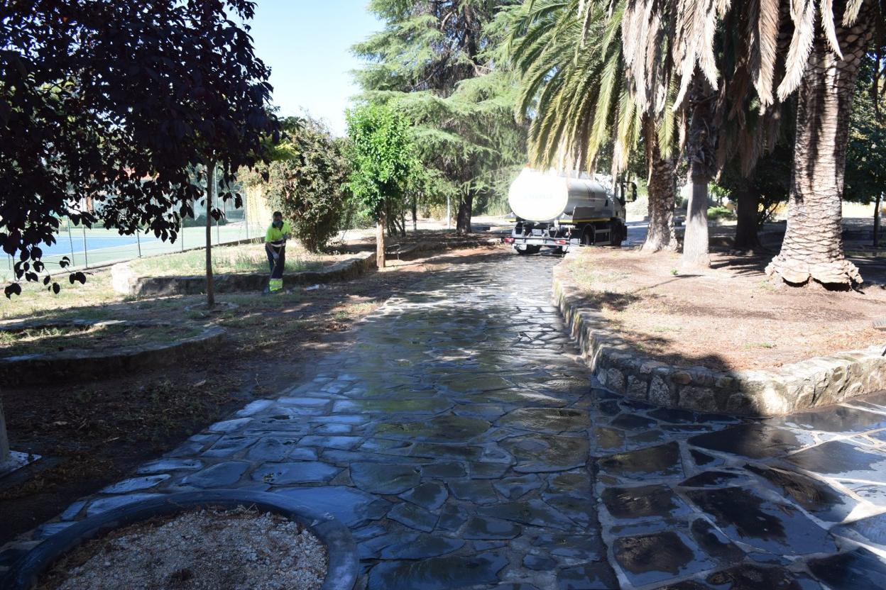 Trabajos de limpieza en el parque donde se produjeron los hechos. 