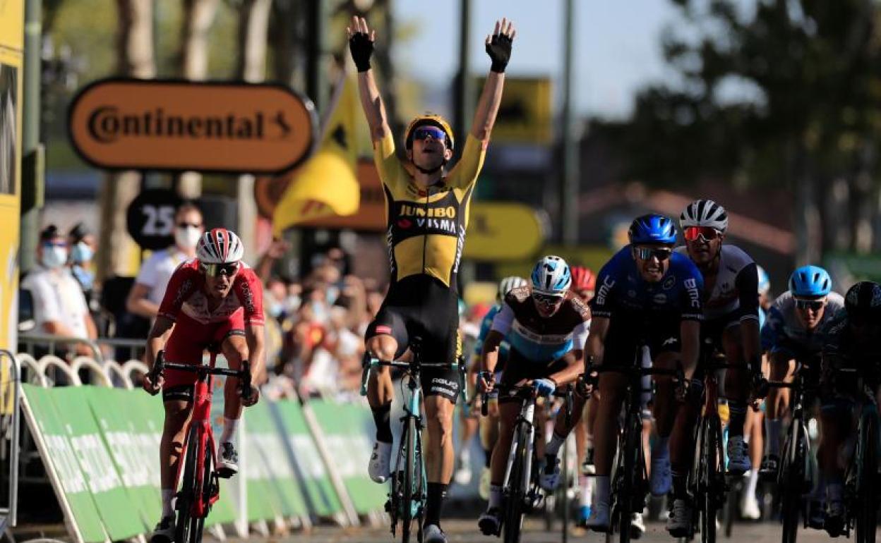 Van Aert celebra su segunda victoria de etapa en el Tour 2020.