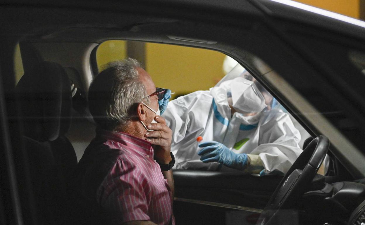 Realización de una PCR en el Hospital Universitario de Badajoz. 