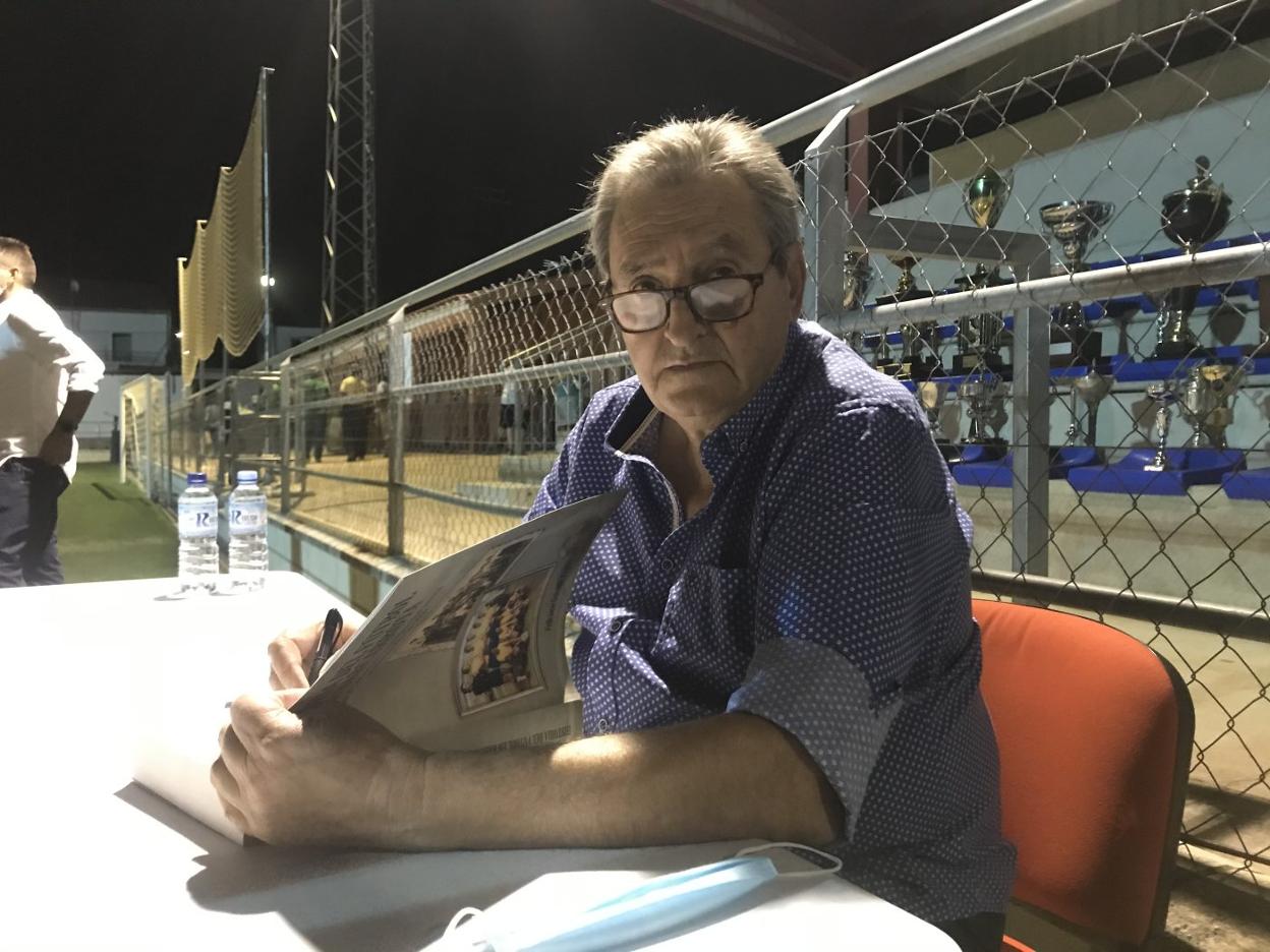 Feliciano Guisado firma ejemplares en la presentación de su libro 'Historia del fútbol en Barcarrota'. 