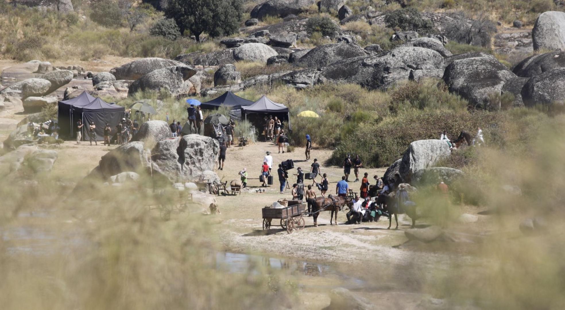 El rodaje comenzó ayer en Los Barruecos, junto a las Peñas del Tesoro. 