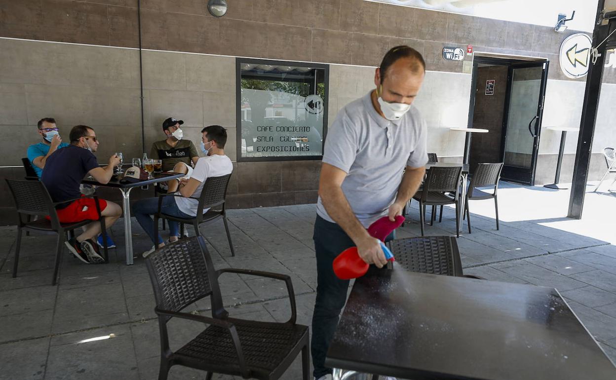 Desinfección en una terraza de Casar de Cáceres. 