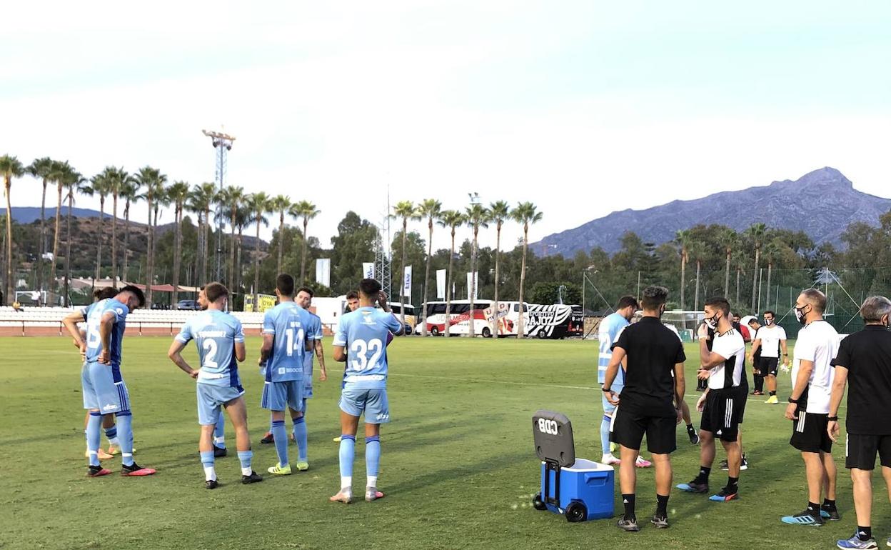 Los jugadores se hidratan en uno de los descansos entre los cuatro cuartos de este sábado en Marbella. 