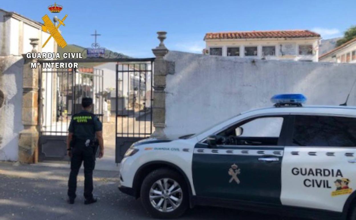 Dos detenidos por cometer ocho robos en el cementerio municipal de Valverde del Fresno 