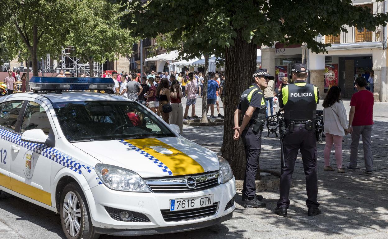 Imagen de archivo de policias locales en tareas de vigilancia en la Plaza Mayor. 