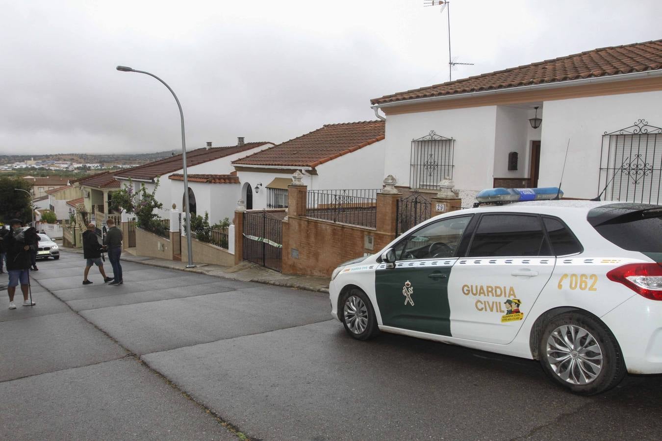 La Guardia Civil a la entrada de la finca