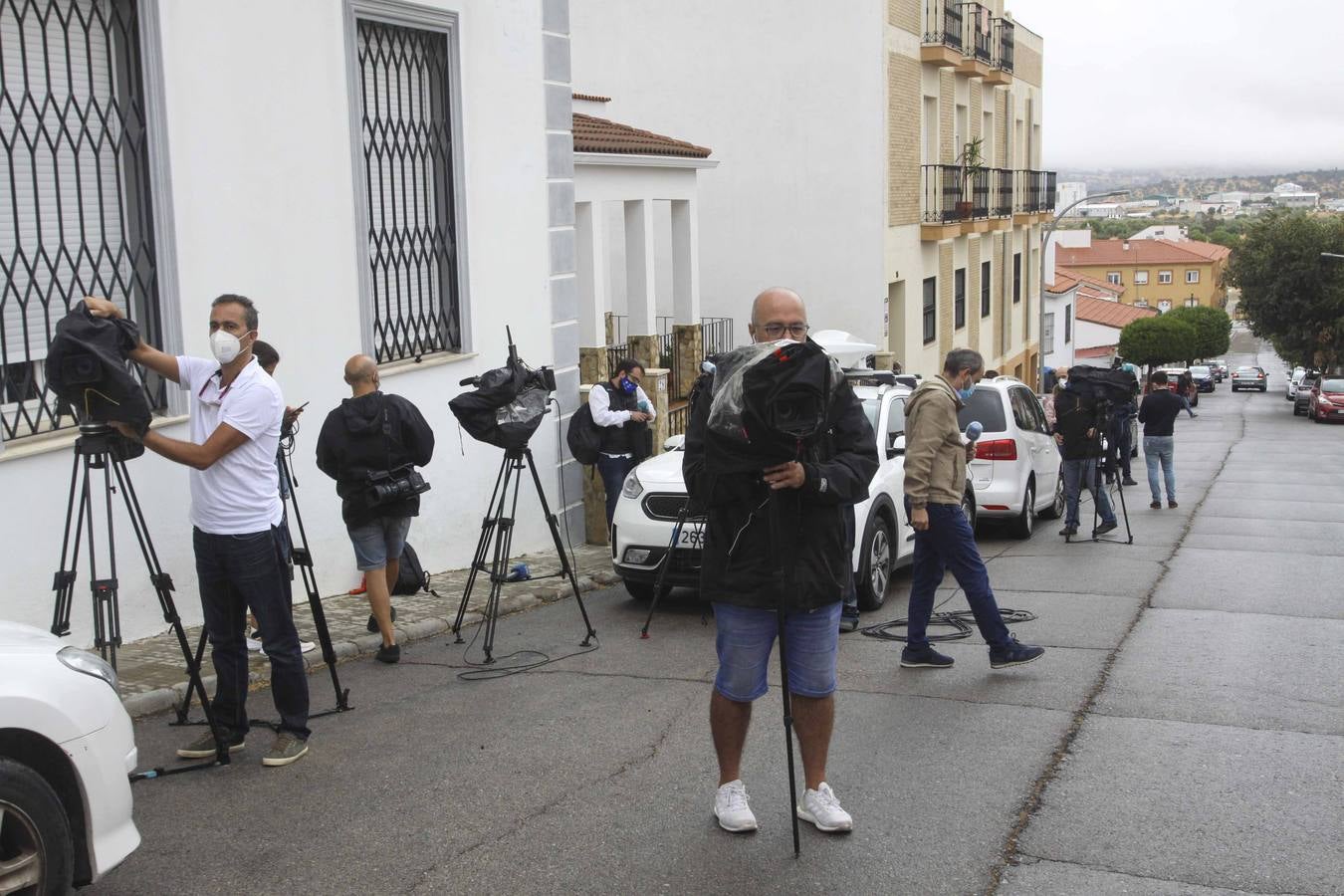 La Guardia Civil a la entrada de la finca